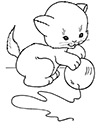 Ausmalbild Katzenbaby spielt mit Ball